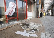 日本在地震后发布紧急“特大地震”警报，并发出多次龙卷风警报